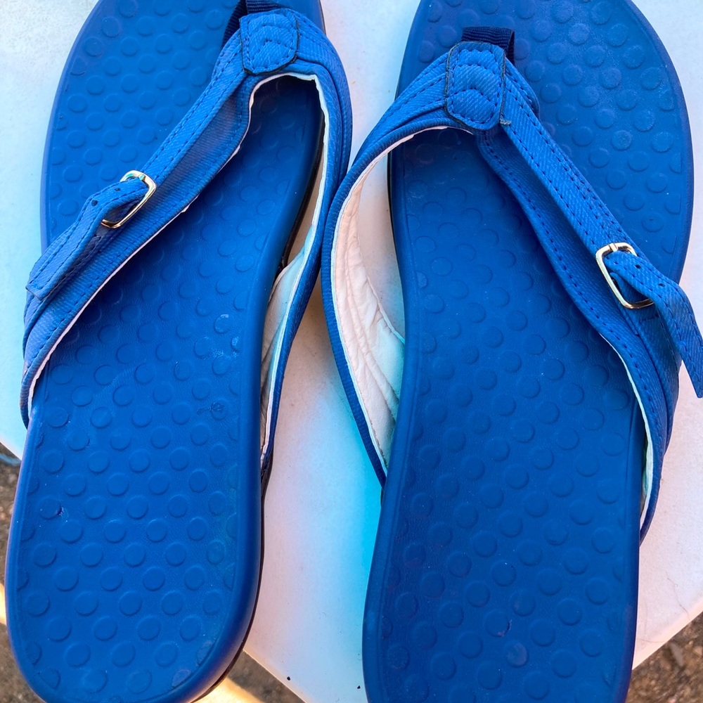 New without tags vionic flip flops